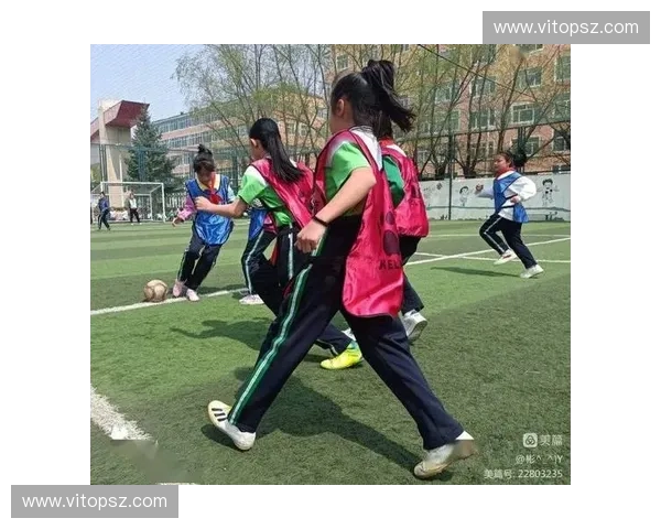 女子足球赛场激烈对决 展现勇敢拼搏精神 与梦想同行的力量